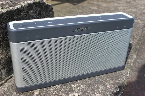 BOSE SoundLink Bluetooth III recenze - předek schody zoom