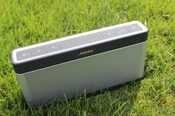 BOSE SoundLink Bluetooth III recenze - tráva