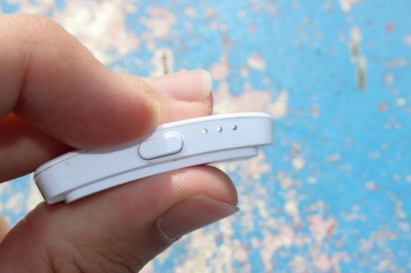 Sony SmartBand recenze - detail tlačítko