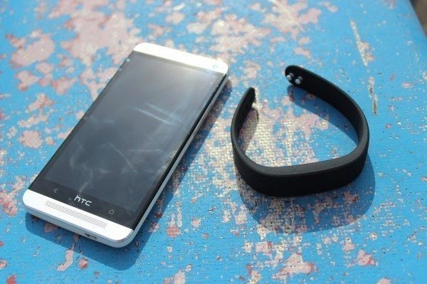 Sony SmartBand recenze - HTC One