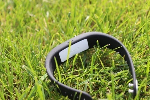 Sony SmartBand recenze - tráva