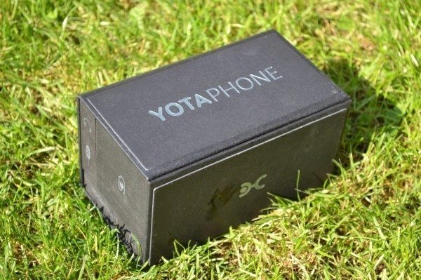 Sympatická krabička, ve které nám YotaPhone dorazil