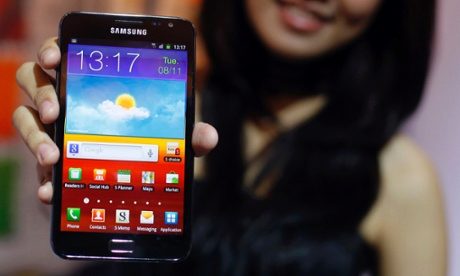 Každý výrobce si může stáhnout zdrojové kódy Androidu, upravit je podle svých představ a nainstalovat tento systém na své produkty