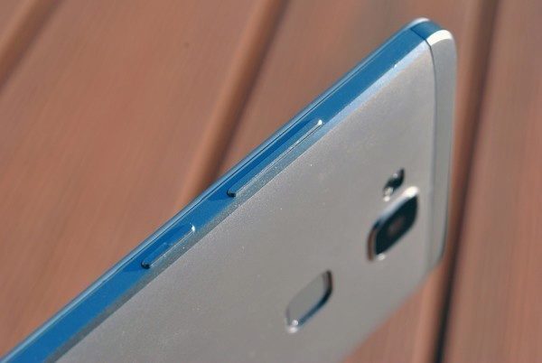 Huawei Ascend Mate 7 pravá strana