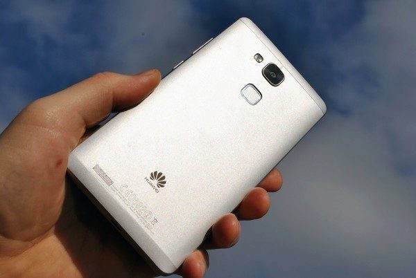 Huawei Ascend Mate 7 zadní strana