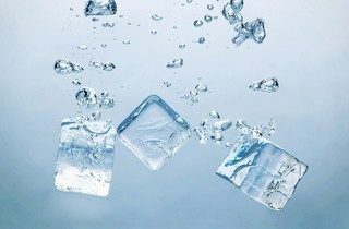 ice cubes in water desktop wallpaper