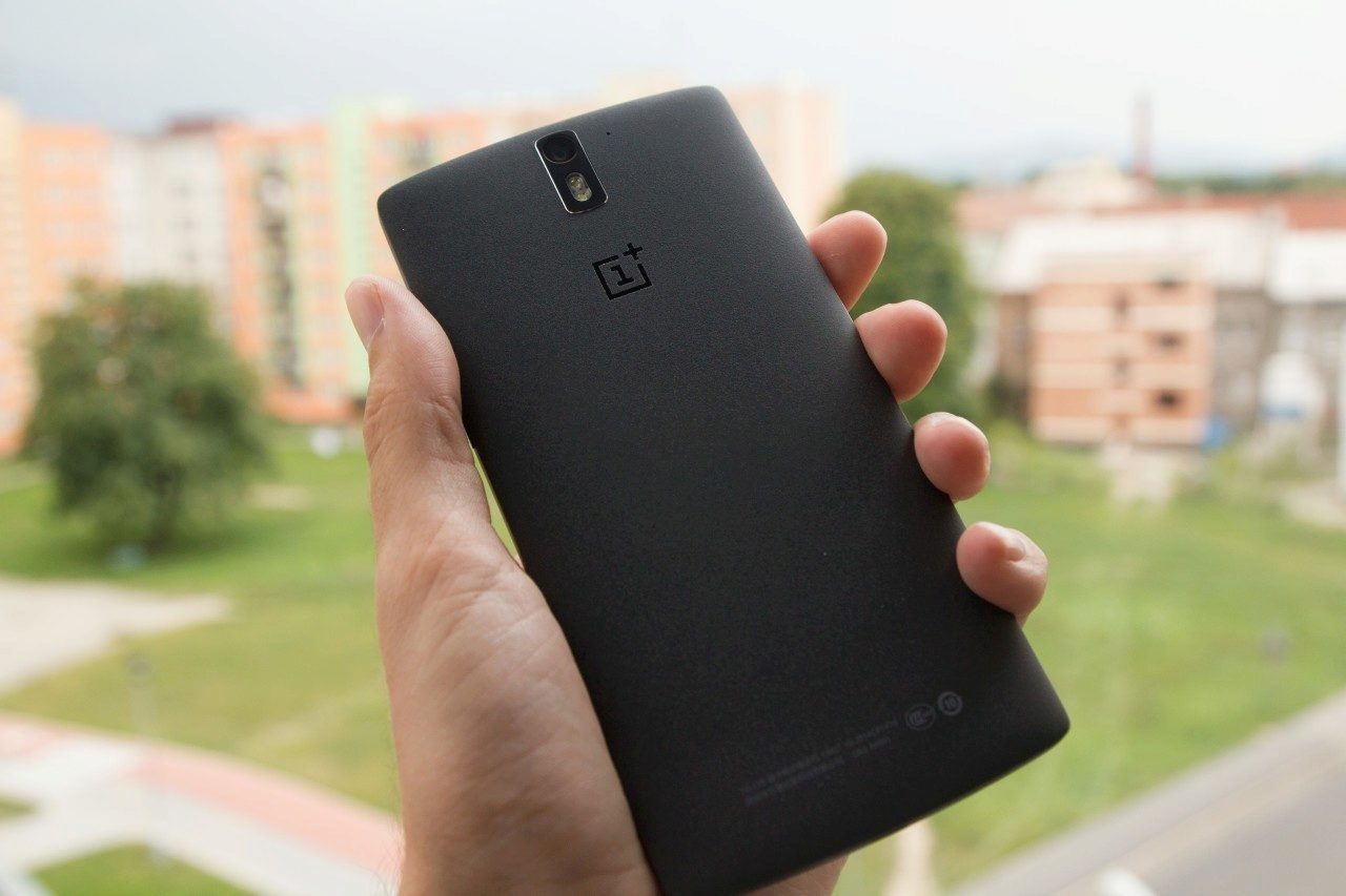 OnePlus One černý záda