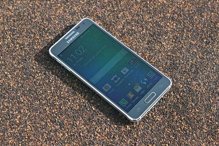 Samsung Galaxy Alpha přední strana 1