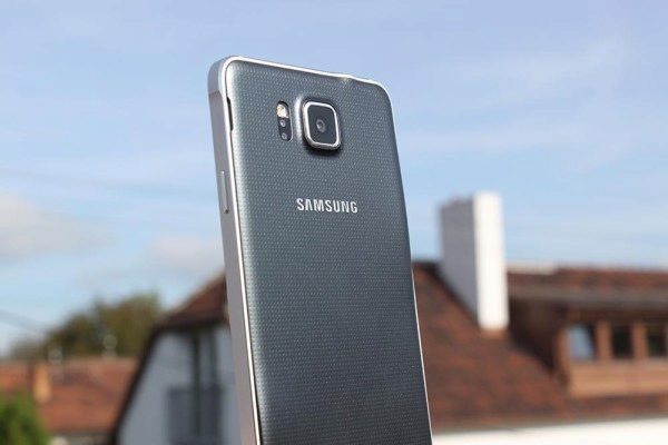 Samsung Galaxy Alpha senzor srdečního tepu a fotoaparát