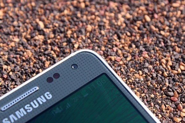 Samsung Galaxy Alpha vystouplé hrany