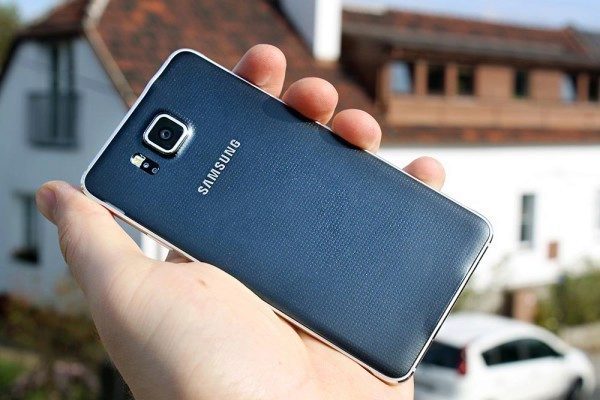 Samsung Galaxy Alpha zadní strana