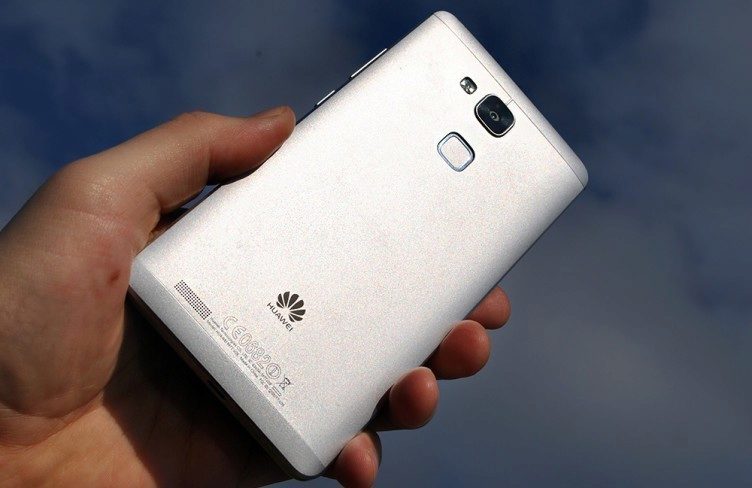 Huawei Ascend Mate 7 pohled na telefon