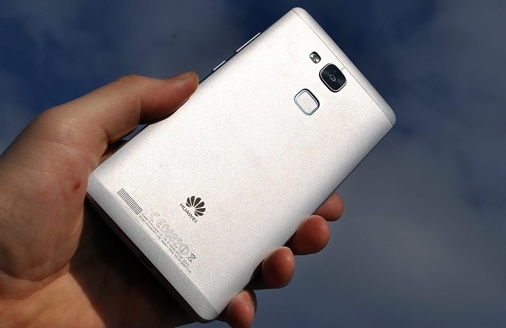 Huawei Ascend Mate 7 pohled na telefon