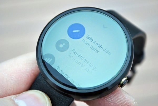 Motorola Moto 360 displej na slunci