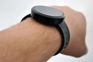 Motorola Moto 360 na ruce 1