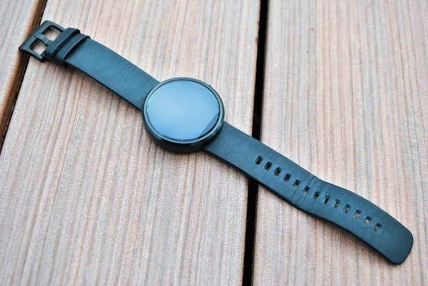 Motorola Moto 360 pohled na vrchní stranu