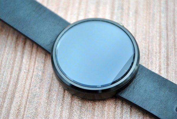 Motorola Moto 360 senzor pro měření světla