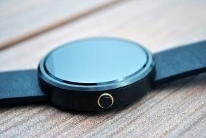 Motorola Moto 360 zapínací tlačítko