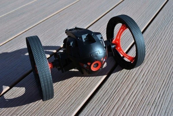 Parrot Jumping Sumo pohled zepředu