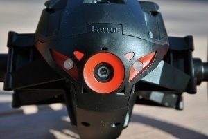 Parrot Jumping Sumo přední kamera a LED