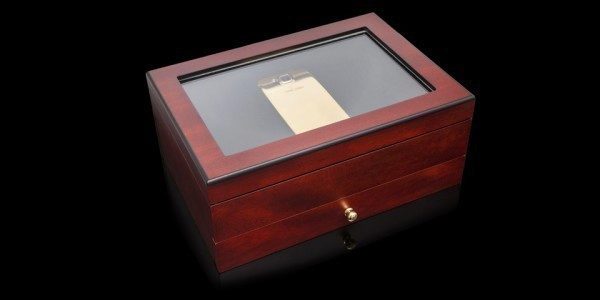 Telefon je dodáván v krabičce, vyrobené ze třešňového a dubového dřeva