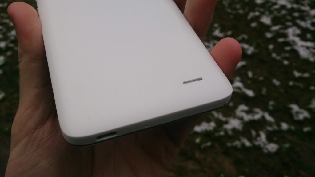 Huawei Ascend G630 záda telefonu, reproduktor