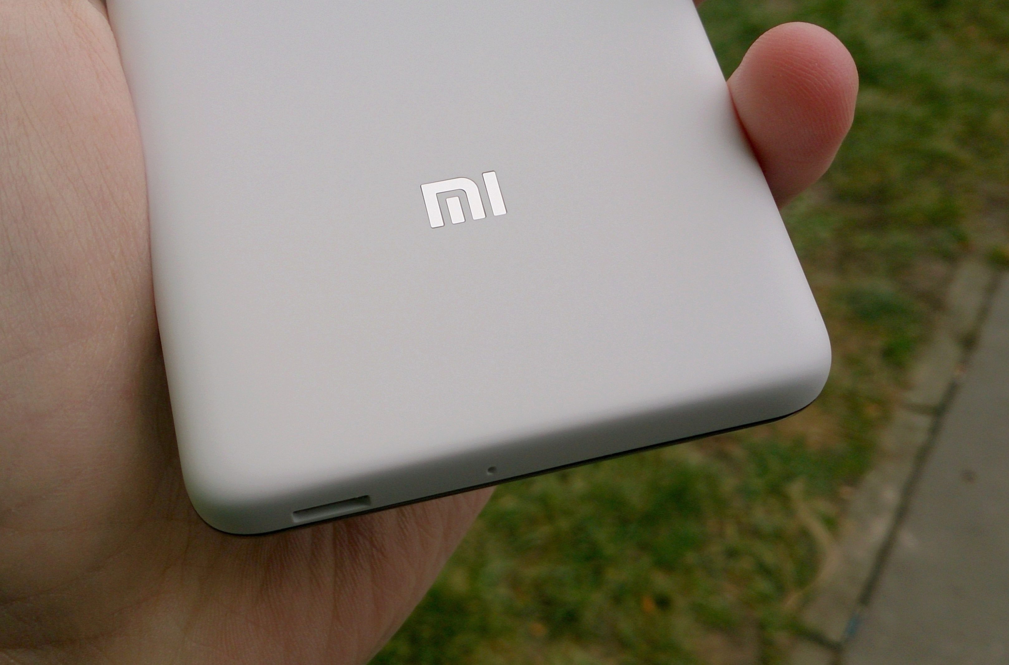 Xiaomi Redmi 2 – zadní strana, logo Xiaomi Redmi 2 – zadní strana, logo