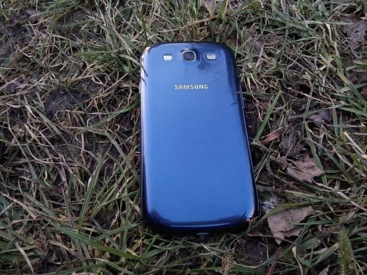 Samsung Galaxy S3 Neo - záda telefonu, fotoaparát, blesk