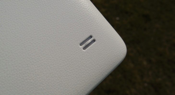 Huawei Ascend G620s - Hlasitý reproduktor na zádech přístroje