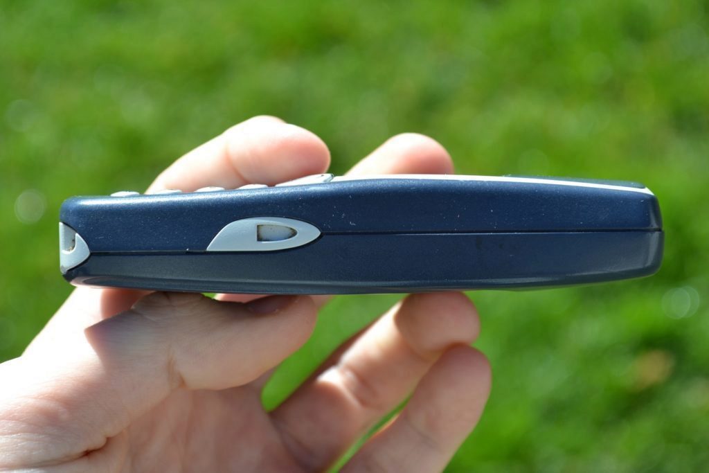 Nokia 3310 boční strana telefonu 1