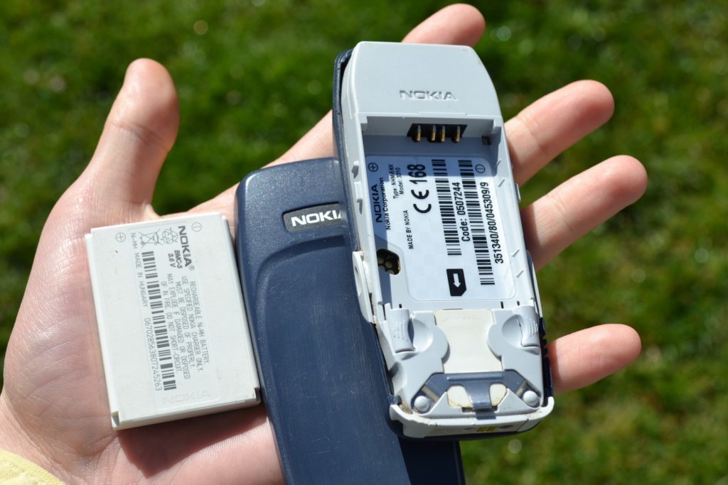 Nokia 3310 rozebraný zadní díl 1