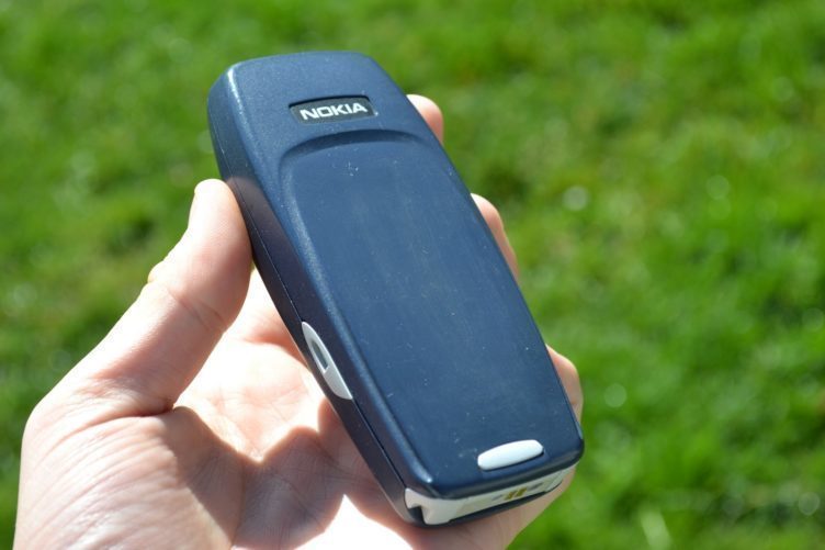Nokia 3310 - zadní strana telefonu (1) Nokia 3310 - zadní strana telefonu (1)