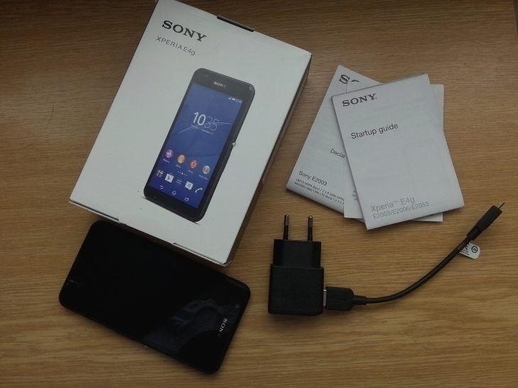 Sony Xperia E4g - obsah balení