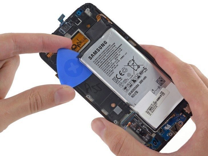 Rozborka Samsungu Galaxy S6 Edge odhalila přilepený akumulátor