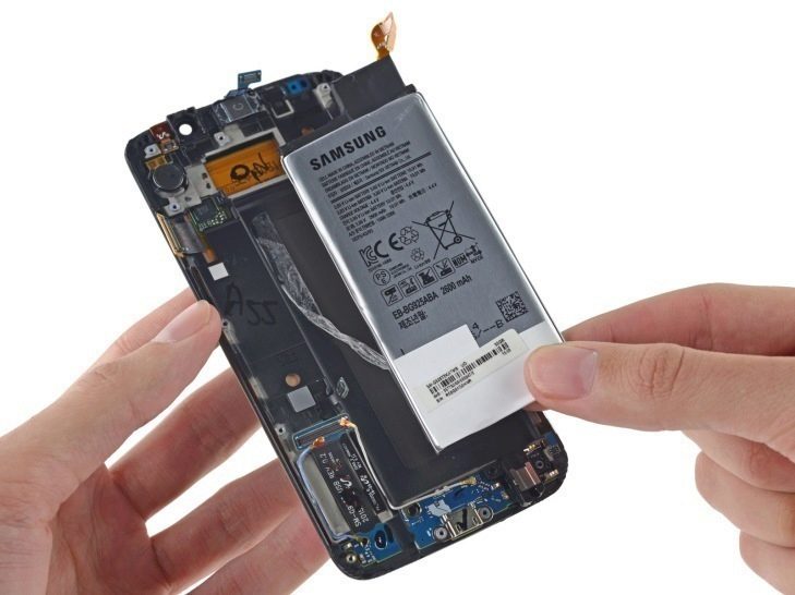 Rozborka Samsungu Galaxy S6 Edge odhalila přilepený akumulátor