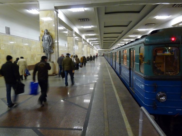 Ve vozech moskevského metra si nabijete mobilní telefon i tablet