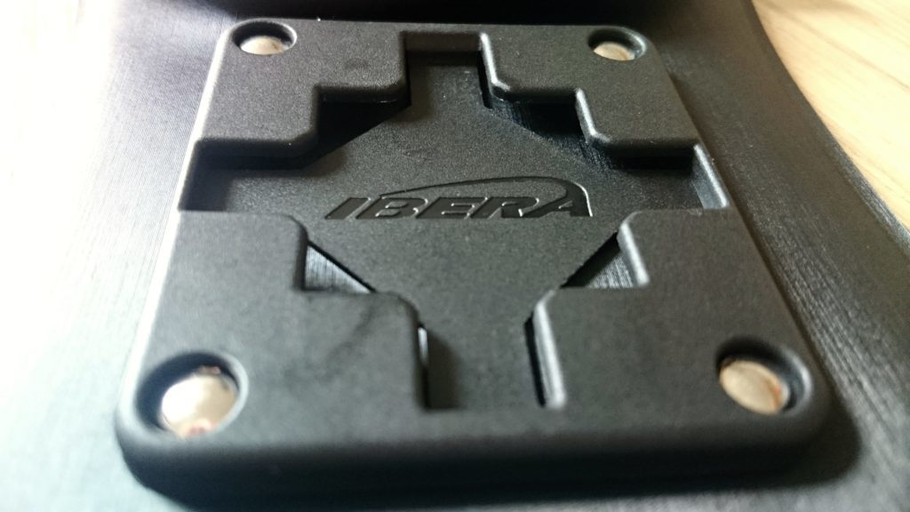 IBERA IB-PB20 - adaptér na zadní straně pouzdra