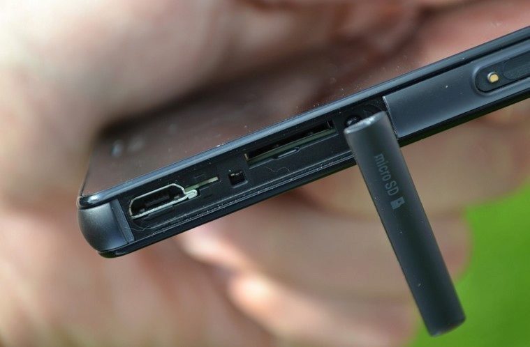 sony-xperia-z3-compact-micro-usb-konektor-a-micro-sd-slot-1 sony-xperia-z3-compact-micro-usb-konektor-a-micro-sd-slot-1