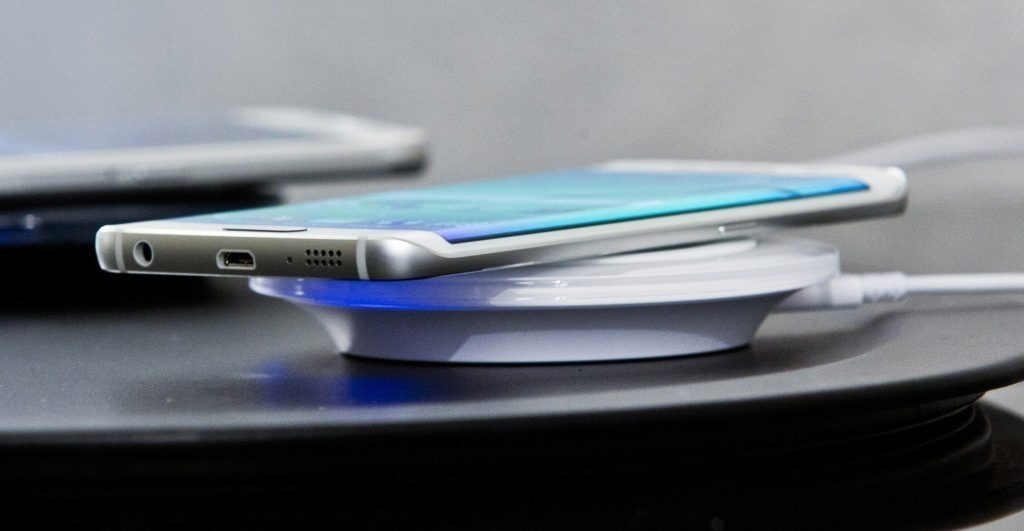 Nová reklama Samsungu klade důraz na možnosti a výhody bezdrátového nabíjení