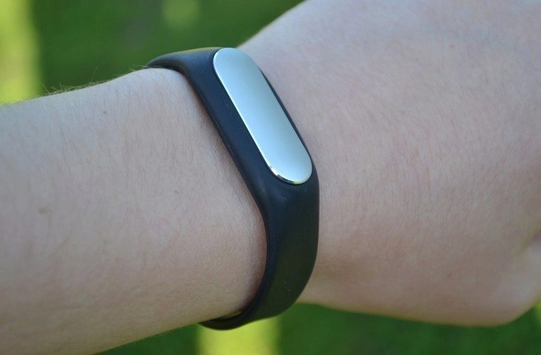 xiaomi-miband-nasazeny-na-ruce-1 xiaomi-miband-nasazeny-na-ruce-1