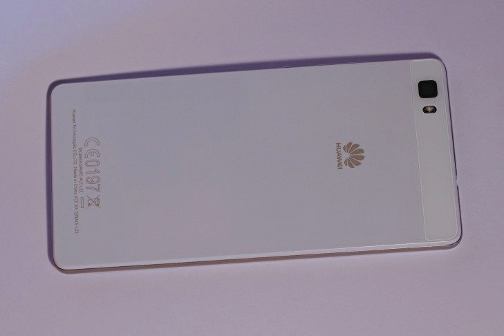 Huawei P8 Lite záda