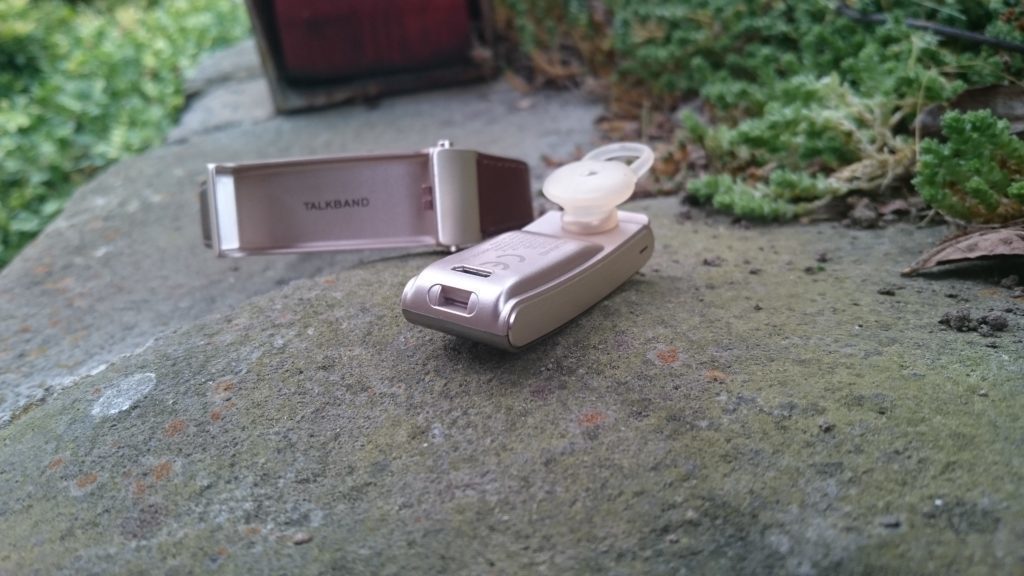 Huawei Talkband B2 handsfree sluchátko a microUSB konektor