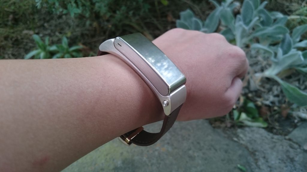 Huawei Talkband B2 vzhled náramku na ruce 3