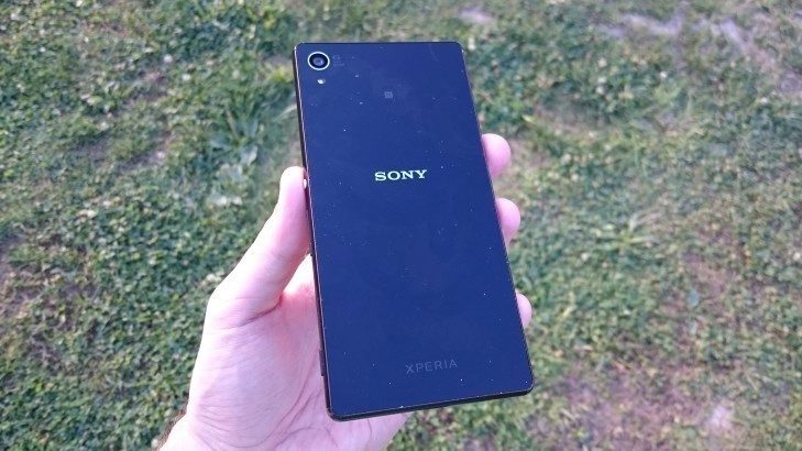 Sony Xperia Z3+ - záda telefonu