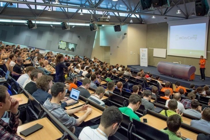 Celkem měl mDevCamp 2015 na programu 25 technických přednášek, 7 workshopů ale i blok inspirativních krátkých vystoupení. 