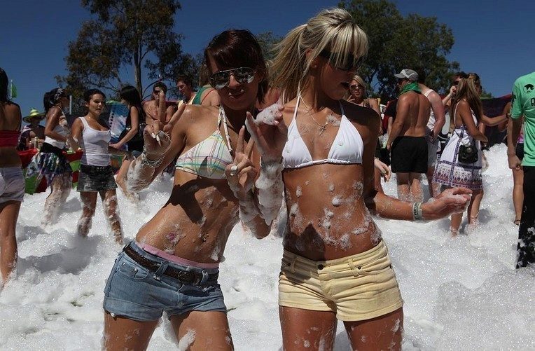 1024px-Women_at_a_foam_party 1024px-Women_at_a_foam_party