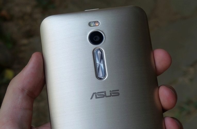 Asus Zenfone 2 kolébka hlasitosti zadní fotoaparát a přisvětlovací LED dioda1