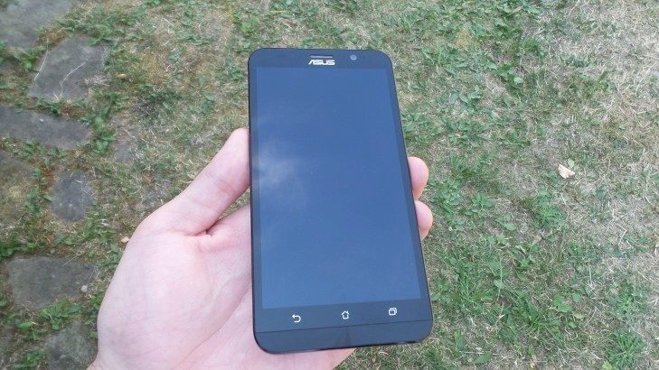 Asus Zenfone 2 - přední strana