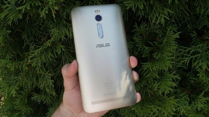 Asus Zenfone 2 - zadní strana