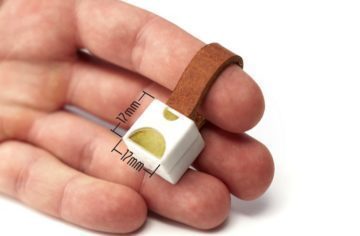 The Nipper: Miniaturní nabíječka, která vám zachrání krk